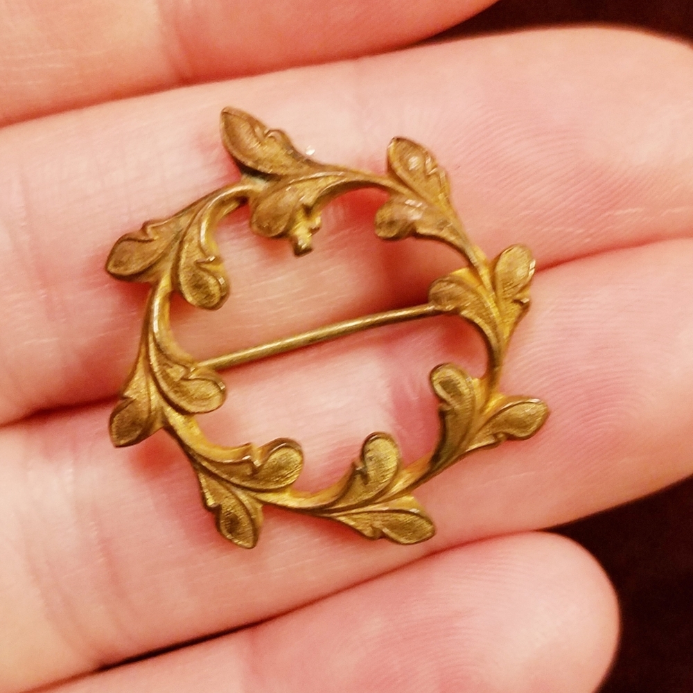 Elegant Gold To E Brooch